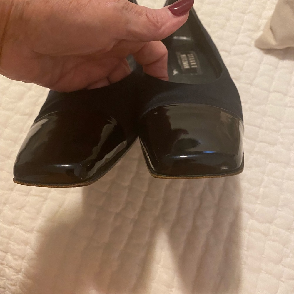 Stuart Weitzman Classic Pump. Navy Blue with Patent. Size 9.5 b. - Picture 2 of 7